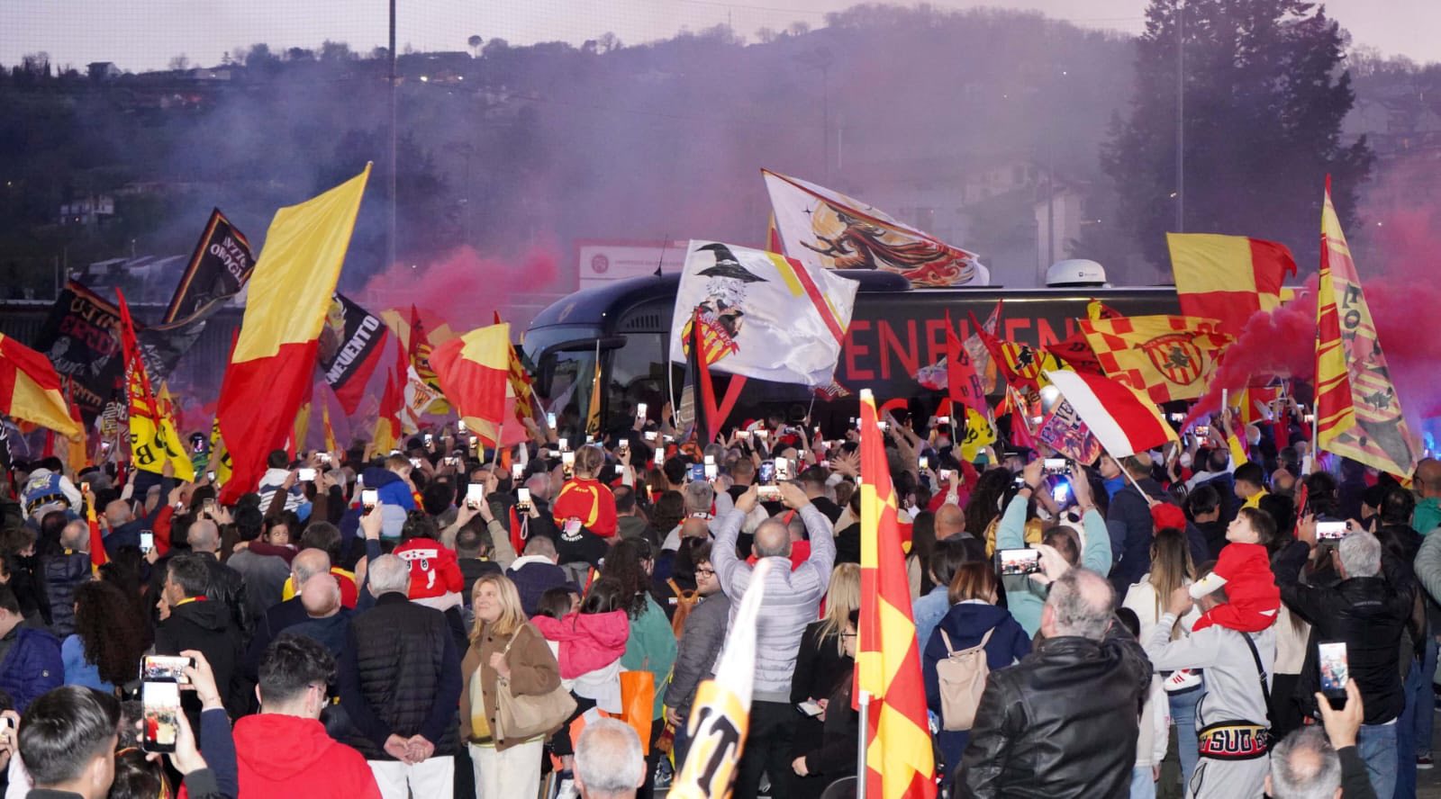 Strega, manca solo l’ufficialità ma la festa promozione si farà il 26 aprile: pullman scoperto itinerante per i rioni al termine del match col Cerignola